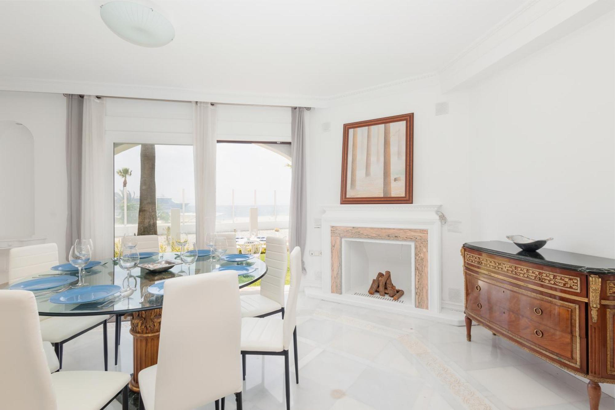 Apartment Home, With Direct Access To The Beach, Sea Views And South Facing, In Puerto Banus