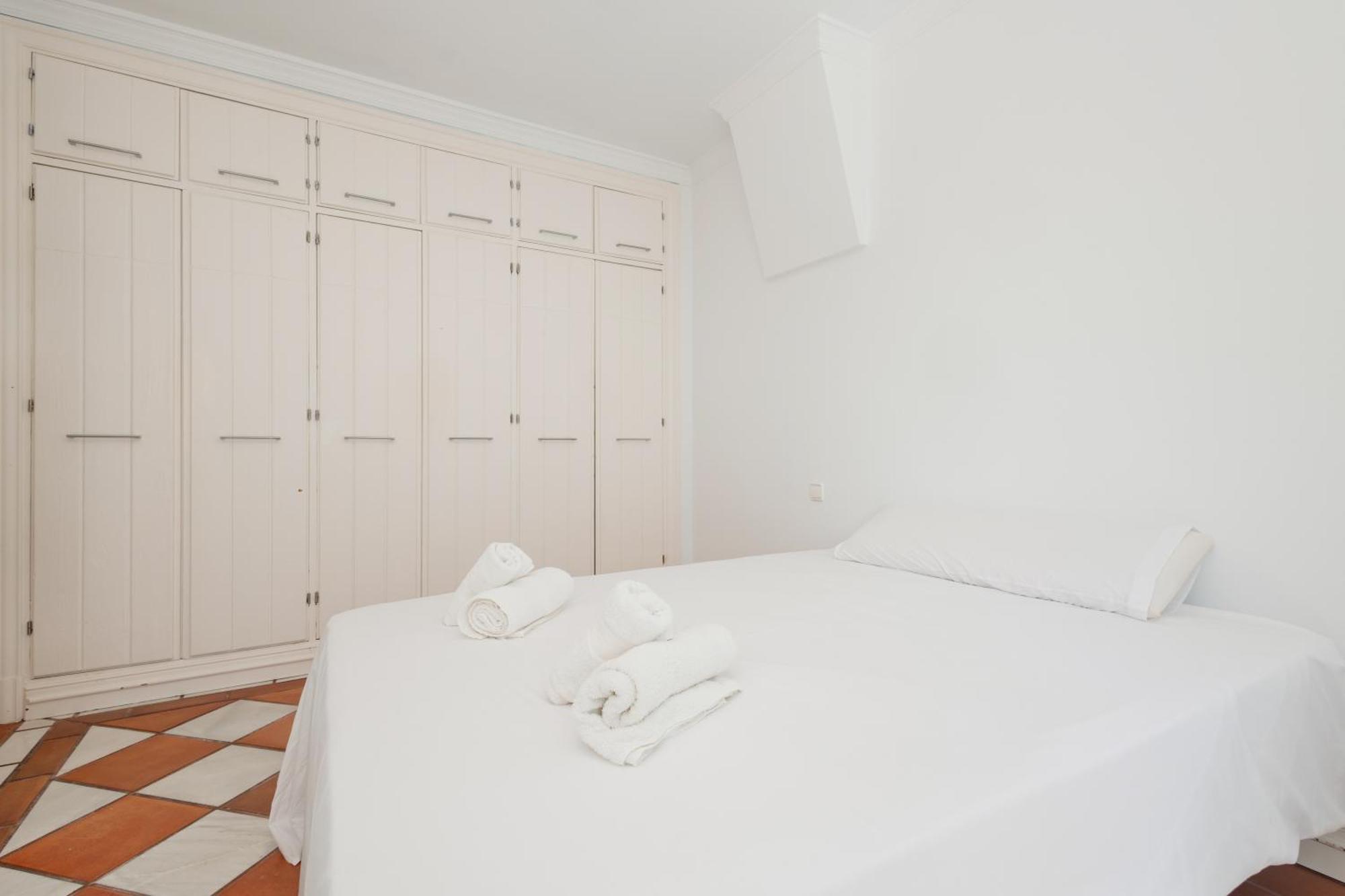 Apartment Home, With Direct Access To The Beach, Sea Views And South Facing, In Puerto Banus