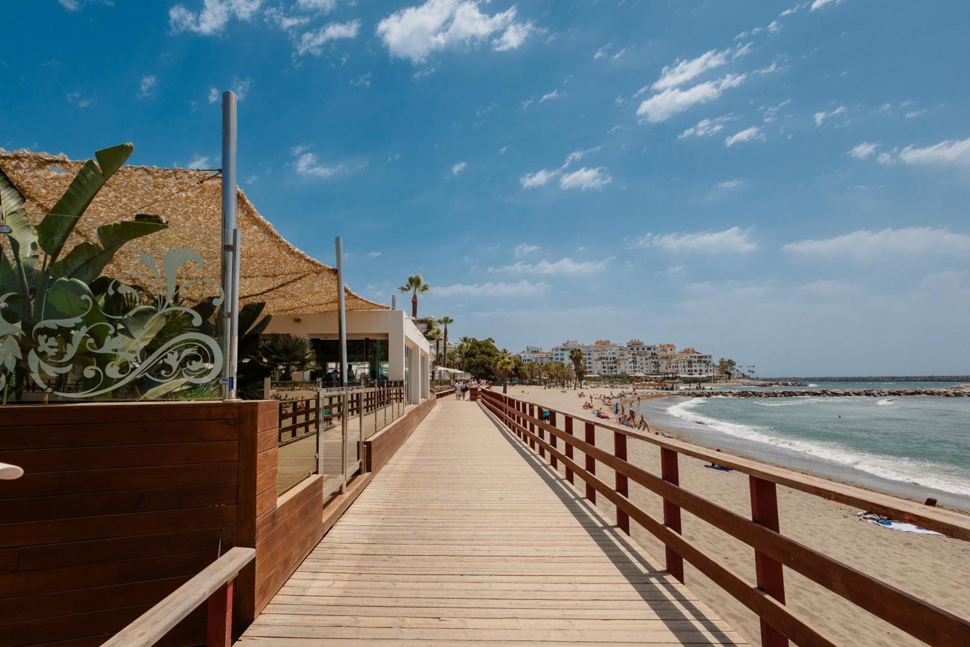 Apartment Home, With Direct Access To The Beach, Sea Views And South Facing, In Puerto Banus